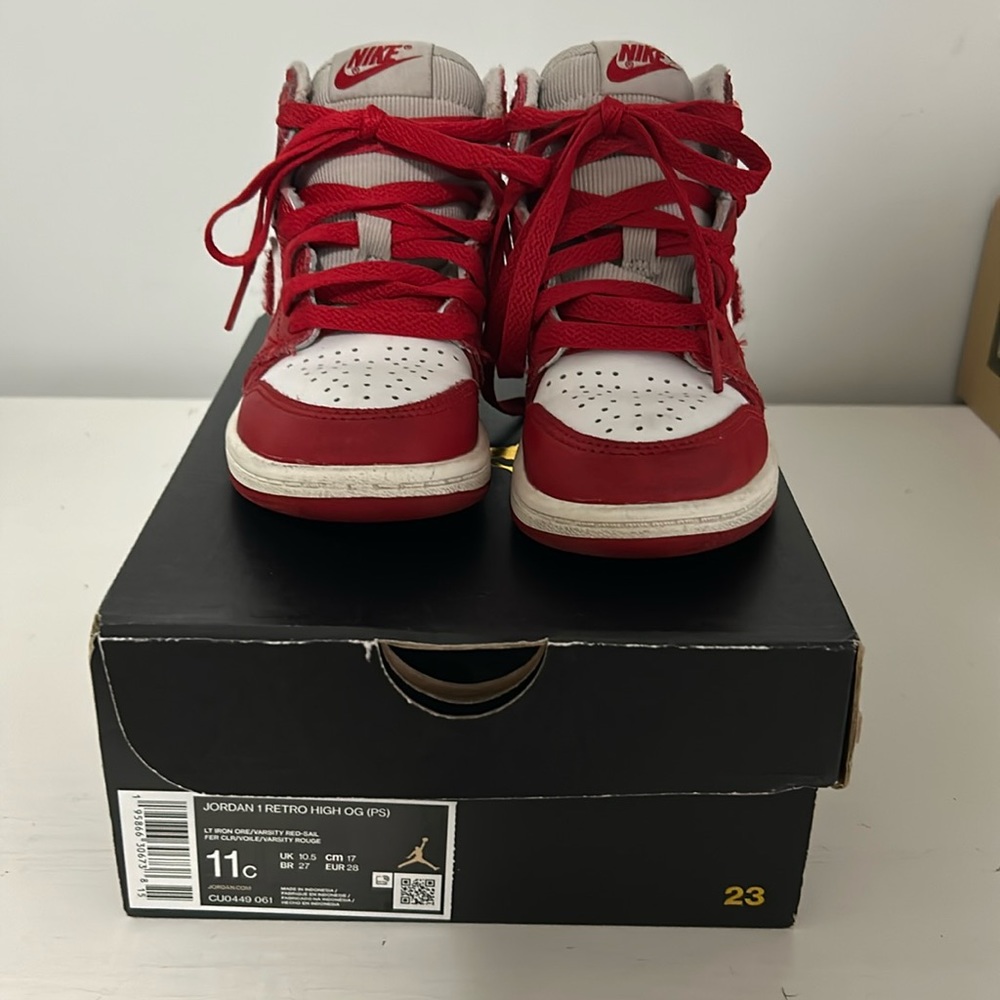 Jordan Nike 1 retro high og white red grey fuzzy Nike sign